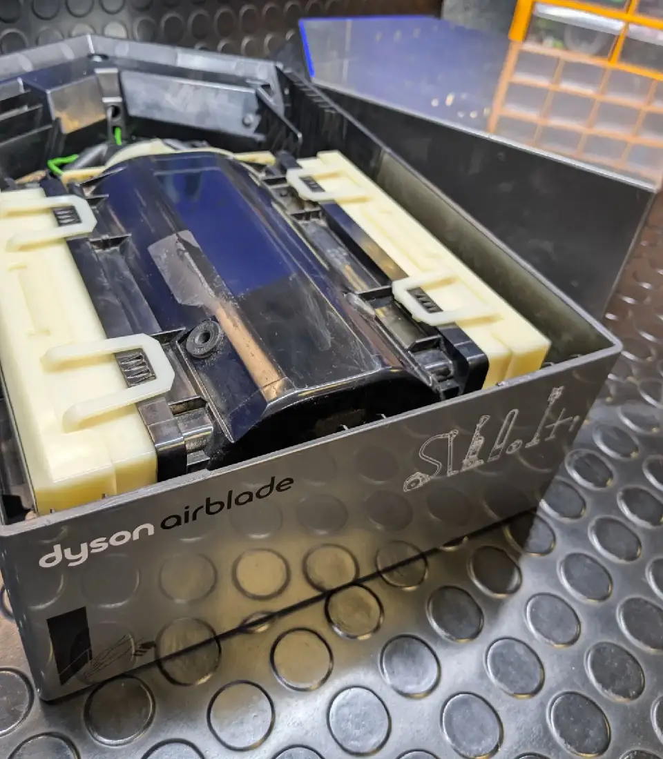 Почему выбирают наш сервисный центр Dyson?