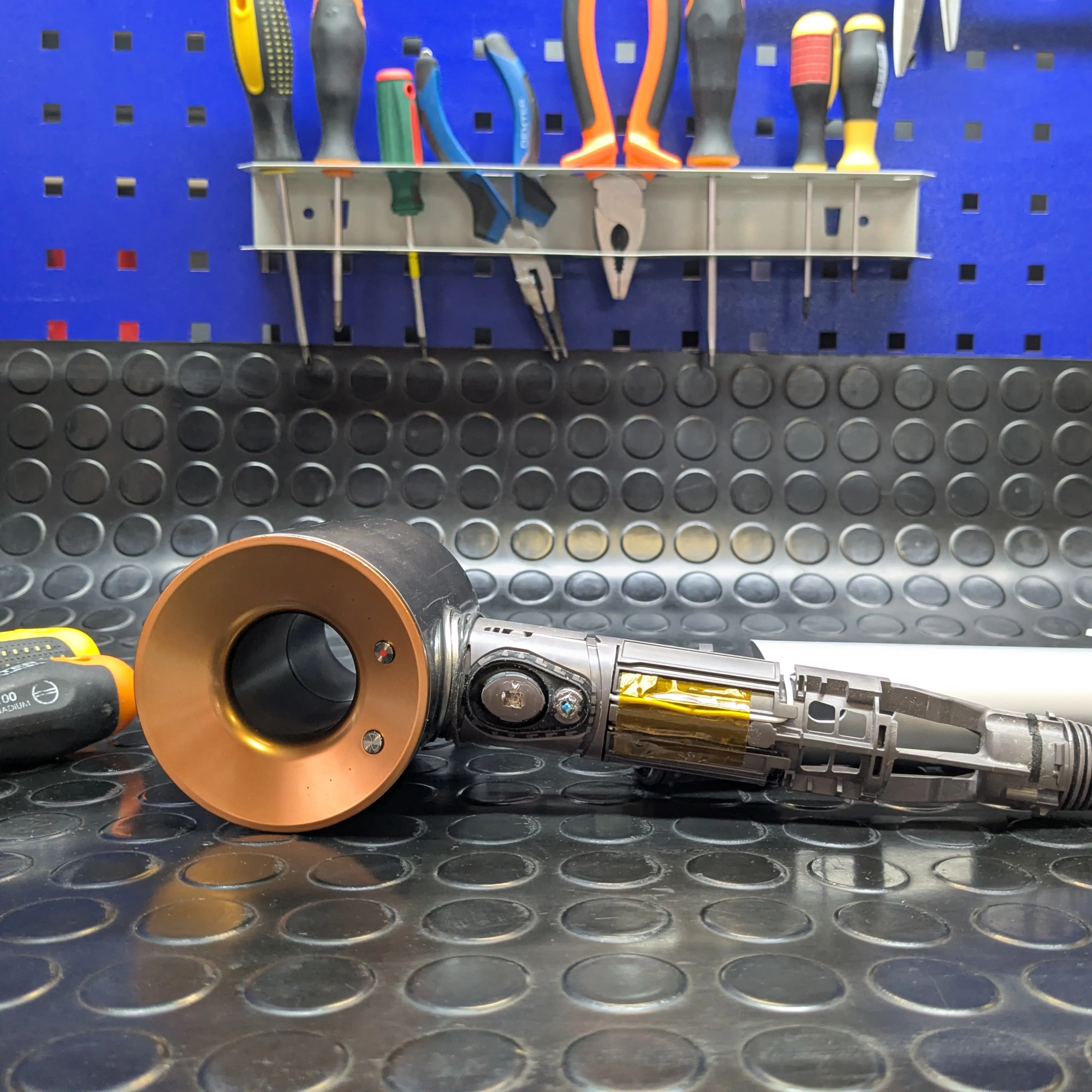 Почему выбирают наш сервисный центр Dyson?